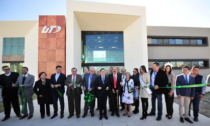 El gobernador José Aispuro Torres entregó ayer los dos edificios de la Universidad Tecnológica de Durango. (CORTESÍA) 