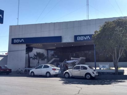 El personal del banco se percató de que la mujer estaba muy nerviosa y confirmó que era víctima de extorsión y lo reportaron. (EL SIGLO DE TORREÓN)