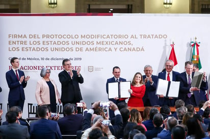 La primera ministra de Canadá, Chrystia Freeland; el presidente de México, Manuel López Obrador; el académico mexicano José Antonio Seade Kuri y el representante de la Casa Blanca, R. Lighthizer, posan durante la firma de la nueva versión del acuerdo comercial. (EFE) 