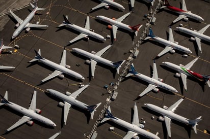 Después de la primera caída de un avión Boeing 737 Max el año pasado, la autoridad estadounidense de seguridad en aviación civil calculó que habría otras 15 caídas. (ARCHIVO) 