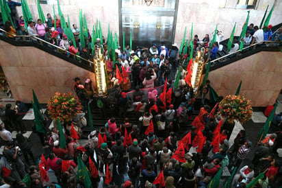 El martes por la mañana manifestantes de UNTA y del CIOAC tomaron las instalaciones de Bellas Artes y demandaron retirar la obra de Fabián Cháirez. (ARCHIVO)