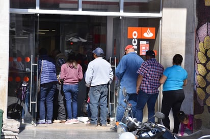 Por la entrega de aguinaldos en estos días hay que tener cuidado del manejo del dinero en sitios públicos y no descuidar los bolsos. (EL SIGLO DE TORREÓN)