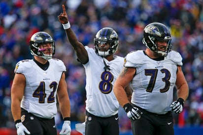 El mariscal de campo Lamar Jackson (c) y sus Cuervos de Baltimore buscarán hoy su décima victoria consecutiva. (AP)