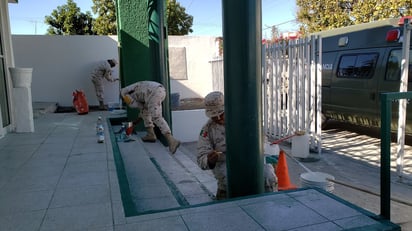 Militares reparan fachada de la presidencia de Villa Unión.