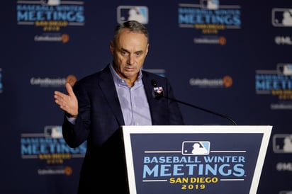 El comisionado de las Grandes Ligas, Rob Manfred, habla durante una rueda de prensa en las reuniones invernales de las mayores. (AP)