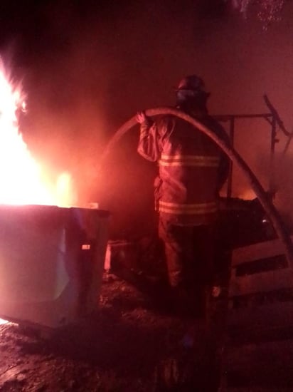 Los elementos comenzaron a sofocar las llamas a la vez que realizaban las maniobras necesarias para evitar que el fuego se propagara a otros domicilios.
(EL SIGLO DE TORREÓN)