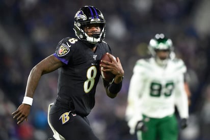 Lamar Jackson ha roto el récord de más yardas terrestres por un mariscal de campo en una temporada que pertenecía a Michael Vick. (ARCHIVO)