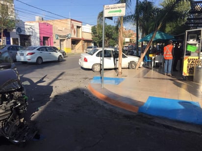 El automóvil Chevrolet estuvo a punto de impactar a una de las mesas. (EL SIGLO DE TORREÓN)