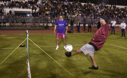 El gobernador de Morelos recibió en el estadio Centenario de Cuernavaca Morelos al astro brasileño. (ESPECIAL)