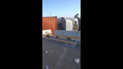 Un tráiler volcó sobre la autopista Chamapa-Lechería, a la altura de la caseta de cobro con dirección a Toluca, lo que provocó el cierre de carriles en ambos sentidos paralizando la circulación. (ESPECIAL)