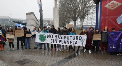 El ambiente en la última jornada de la Cumbre del Clima sugiere prisas, expectación y nerviosismo entre los periodistas, ávidos de noticias sobre el curso de las negociaciones, y los grupos de activistas. (ARCHIVO) 