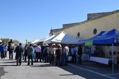 Además de los stand de las empresas, universidades y productores, se observó también un puesto de cerveza y se presentó una banda de música, lo que provocó algunas reacciones negativas debido a que se trataba de un evento oficial, organizado por el Municipio con otra finalidad. (EL SIGLO DE TORREÓN)