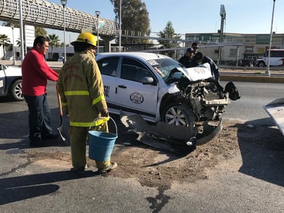 El vehículo terminó con el frente destruido, en los carriles centrales del bulevar Ejército Mexicano.