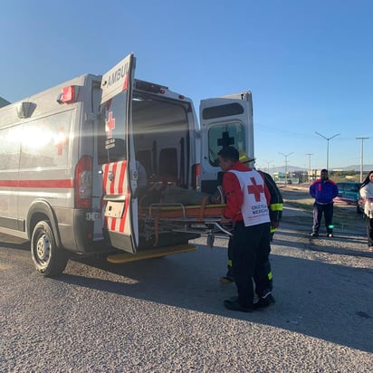 Joven motociclista resulta lesionada en choque; esperaba el momento para tomar el bulevar Torreón-Matamoros.