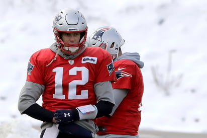 El mariscal de campo de los Patriotas, Tom Brady, se ha visto frustrado tras el mal paso de la ofensiva en los últimos partidos. (AP)