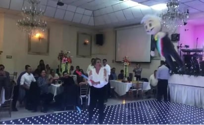 En las imágenes, también se aprecia en una de las mesas sentada a la coordinadora del sol azteca, Verónica Juárez, quien también relata la tradicional canción: 'ya le diste 1, ya le diste 2, ya le diste 3, y tu tiempo se acabó'.
(ESPECIAL)