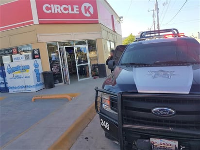 La mujer indicó a los agentes que al arribar al local para iniciar sus labores, encontró el vidrio de la puerta principal quebrado, por lo que activó la alarma.
(EL SIGLO DE TORREÓN)