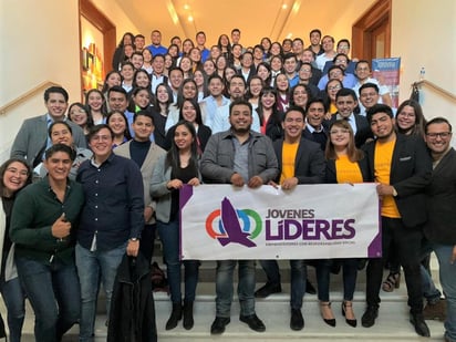 77 estudiantes de 20 preparatorias y universidades de la región se graduaron del diplomado Jóvenes Líderes. (EL SIGLO DE TORREÓN)