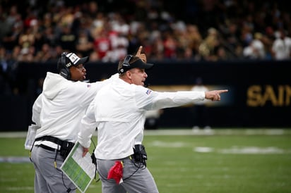 Los Santos del coach Sean Payton (d) perdieron a dos titulares defensivos en la derrota del domingo pasado ante San Francisco.