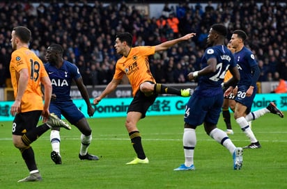 Raúl Jiménez (c) fue titular, pero no pudo anotar, en la derrota de Wolverhampton 2-1 ante Tottenham.(EFE)