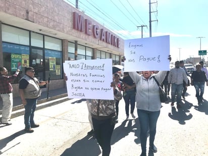 La marcha de 3.8 kilómetros por el transitado bulevar Harold R. Pape sur, fue encabezada por varios trabajadores, sus esposas y sus hijos. (EL SIGLO COAHUILA)