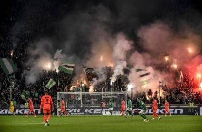 La barra local en el inmueble Geoffroy Guichard atiborró la tribuna de bengalas. (CORTESÍA)