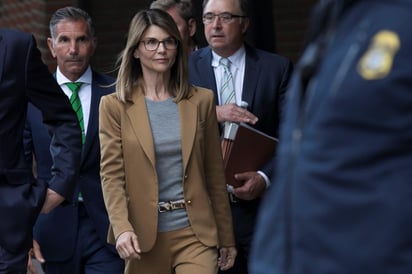 Caso. Lori Loughlin acusa a fiscales de ocultar evidencia, ella y su esposo, Mossimo Giannulli, están acusados de soborno. (ARCHIVO) 