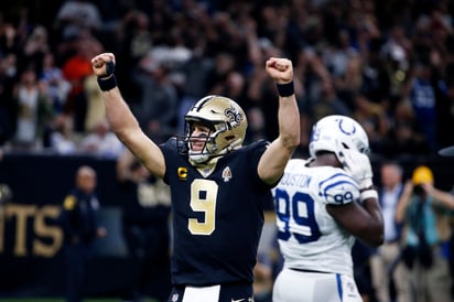 Drew Brees celebra tras romper el récord de Payton Manning de 539 pases de anotación en campaña regular. (ARCHIVO)