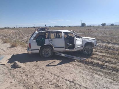 Una mujer de 44 años de edad murió al volcar la camioneta en la que viajaba; otras tres pasajeras resultaron heridas. (EL SIGLO DE TORREÓN)