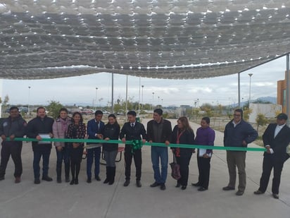 El proyecto realizado por los alumnos lleva por nombre “Terraza Sustentable” y su objetivo es ofrecer protección contra los rayos del sol y al mismo tiempo darle una utilidad a las botellas de agua o refresco desechadas.
(EL SIGLO COAHUILA)