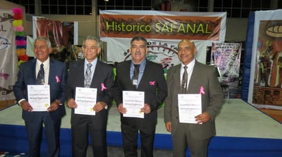 Los cuatro nuevos miembros del SAFANAL, lucen orgullosos sus diplomas y medallas. (ESPECIAL)