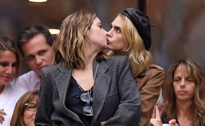 Cara Delevingne sorprendió este miércoles a su novia la actriz Ashley Benson, al dedicarle un emotivo mensaje de cumpleaños que acompañó con una sensual imagen de ambas dándose un sensual beso en la bañera. (ESPECIAL)