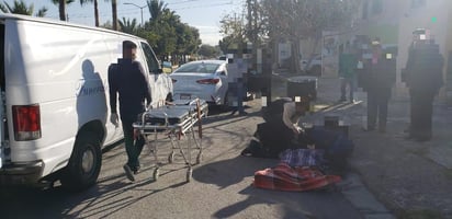 Hombre pierde la vida al salir de su casa, el cadáver fue enviado a las instalaciones del Semefo para determinar con mayor precisión las causas de su muerte. (EL SIGLO DE TORREÓN)