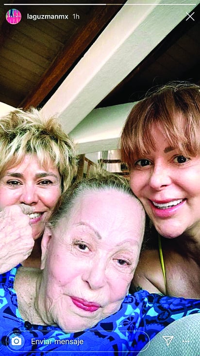 En redes. Silvia Pinal y su hija posan sin maquillaje.