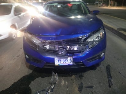 Se impacta auto contra la parte posterior de una camioneta que esperaba la luz verde para avanzar. (EL SIGLO DE TORREÓN)