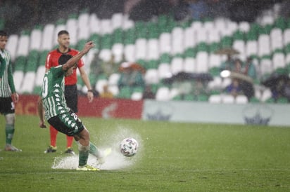 Diego Lainez marcó de tiro libre el tercer tanto del Betis, en la goleada de su equipo 4-0 sobre el Antoniano. (CORTESÍA) 