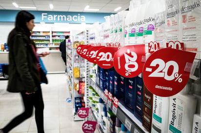 La Justicia chilena condenó este viernes a las tres cadenas de farmacias más importantes del país a compensar con 2,000 millones de pesos (2.6 millones de dólares) a los consumidores afectados por un caso de colusión. (ARCHIVO) 