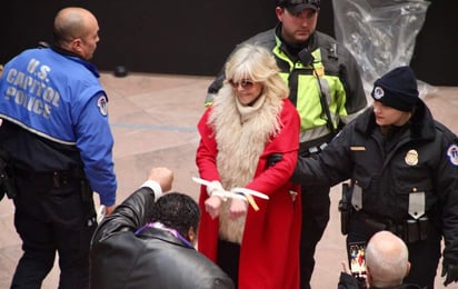 La actriz estadounidense Jane Fonda fue arrestada este viernes por quinta vez en Washington mientras participaba en una protesta en el Congreso de EUA contra la crisis climática, en víspera de su 82 cumpleaños. (ESPECIAL)