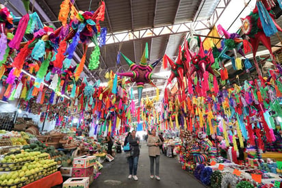 Las piñatas originales son de siete picos porque cada uno representa un pecado capital y se rompen durante las posadas porque simbolizan la destrucción del 'mal'. (EFE)