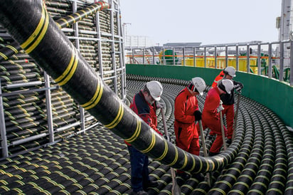 Los cables de comunicaciones de fibra óptica usados como si fueran una red sísmica gigante puede servir para rastrear terremotos lejanos y olas oceánicas. (ARCHIVO) 