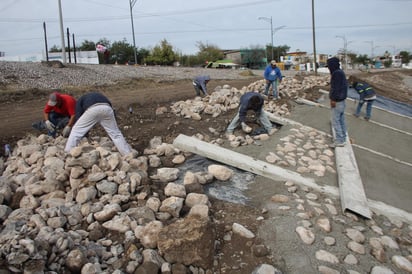 El canal natural del río Monclova es revestido con concreto y piedra bola. (EL SIGLO COAHUILA)