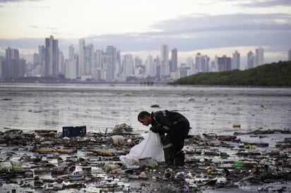 Se calcula que al año ocho millones de toneladas de desechos plásticos terminan en los mares y océanos. (ARCHIVO) 