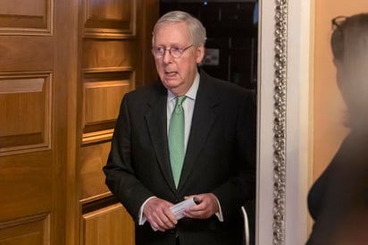 El líder de la mayoría en el Senado, el legislador republicano Mitch McConnell, dijo el lunes que no descartaba llamar a testigos para el juicio político del presidente Donald Trump. (ARCHIVO) 