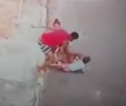 VIDEO: Joven salva a un niño que estaba siendo atacado por un pitbull