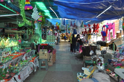 Comerciantes del Mercadito Navideño reportan bajas ventas en este año y pérdidas hasta de un 40 por ciento.