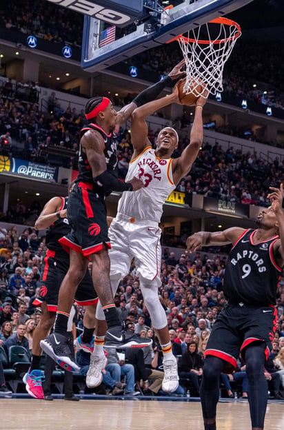 Myles Turner (d) intenta una clavada ante Rondae Hollis-Jefferson en el partido de ayer. (AP)