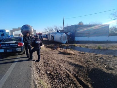 El chofer comentó que se quedó dormido, perdió el control y se salió de la carretera para finalmente quedar al lado de una barda.
(EL SIGLO DE TORREÓN)