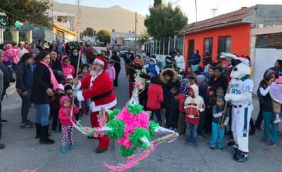 
Con el objetivo de desarrollar las capacidades intelectuales de los niños, los alumnos de la universidad han entregado a lo largo de 14 años más de 75 mil juguetes a menores de zonas marginadas y pequeños que están internados en hospitales de Coahuila. (EL UNIVERSAL)