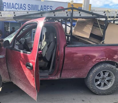 Los elementos de seguridad llegaron al lugar de los hechos, donde encontraron la unidad ya abandonada con al menos dos impactos de bala. (EL SIGLO DE TORREÓN)