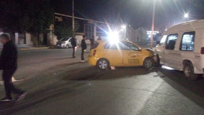 La camioneta 'se le metió' al taxi al dar la vuelta.